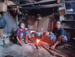 Kisah Yatim Piatu di Gubuk Bocor